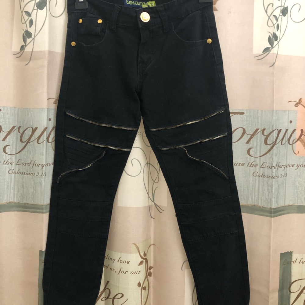 Demolition jeans with stylish zippers on front❣️